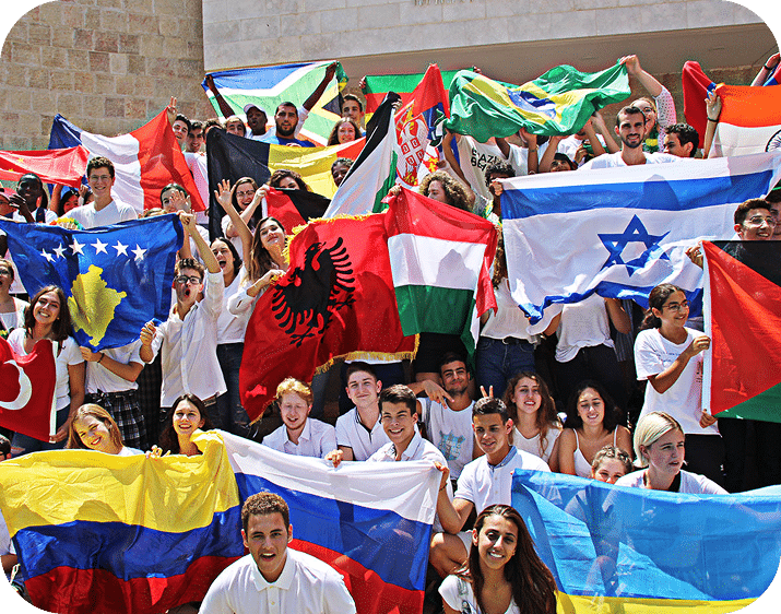 תלמידים בבית הספר הבינלאומי בכפר הירוק (EMIS)